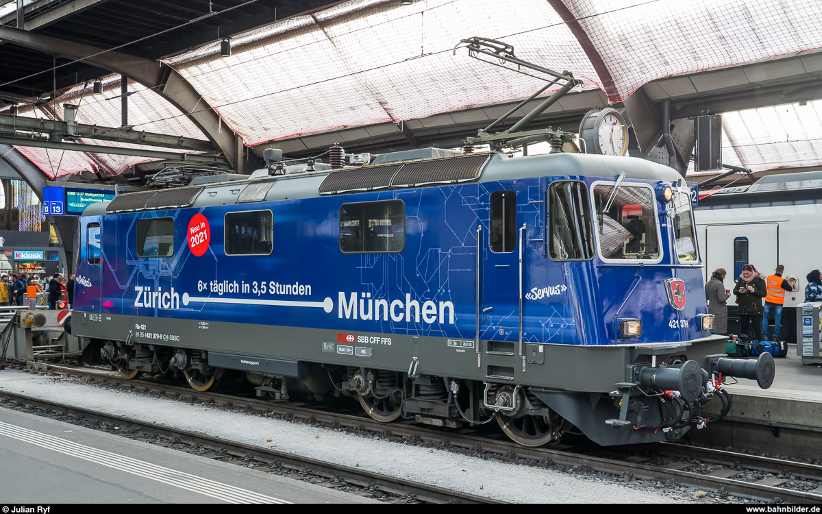 Die neuste Werbelok, die an SBB Personenverkehr langzeitvermietete SBB Cargo Re 421 379, macht seit neustem Werbung für die ab nächstem Fahrplanwechsel schnellere elektrische Bahnverbindung zwischen Zürich und München. Am 21. Dezember 2019 im Zürcher HB.