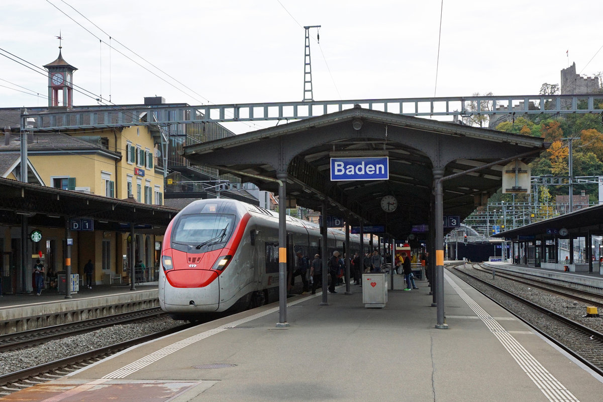 Die neusten und modernsten Triebzüge der SBBB, RABe 502/RABDe 502 Twindexx von Bombardier sowie RABe 501 Giruno von Stadler Rail im Bahnhof Baden am 17. Oktober 2019.
In Baden steht der älteste Bahnhof der Schweiz. 
Foto: Walter Ruetsch
