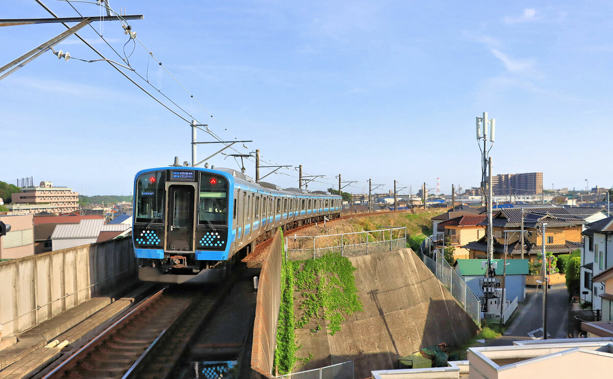 Die neusten Triebzüge von JR Ost-Japan für den Regionalverkehr an den Rändern der grossen Agglomerationen, Serie E131: Erste Inbetriebsetzung 2021, Komposition Motorwagen mit Führerstand (Serie KUMOHA E131) + Zwischenwagen (Serie SAHA E131) + Motorwagen (Serie MOHA E130) + Steuerwagen (Serie KUHA E130). Die Züge sind mit einem Monitorsystem ausgerüstet für die Kontrolle der Fahrbahn. Der hier abgebildete Zug E131-501 trägt die Farben blau/hellblau, die an den Pazifik erinnern sollen, sowie ein ebenso aufs Meer hinweisendes Funkelmuster an den Stirnfronten. Aufnahme in Kami Mizo an der Sagami Linie, 25.April 2022. 