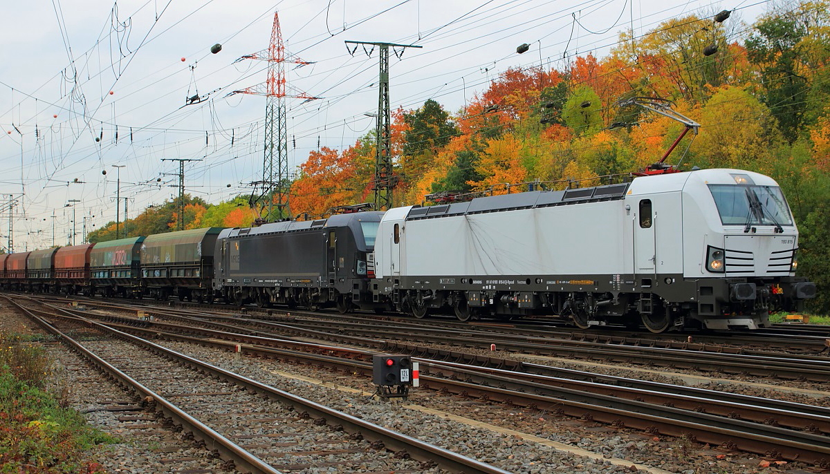 Die NIAG 193 815 und die 193 862 von MRCE/Dispolok ziehen am 24.10.2015 einen Güterzug durch Köln-Gremberg