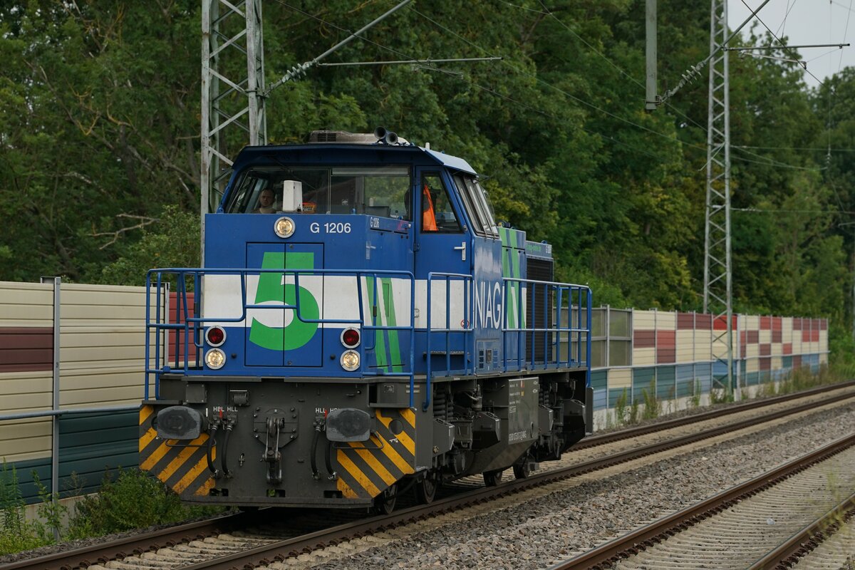 Die NIAG 5 (275 017-2) fuhr am 17. August 2021 durch den Sachsenheimer Bahnhof. Wenige Tage später konnte ich sie im Bahnhof Bietigheim-Bissingen antreffen. 