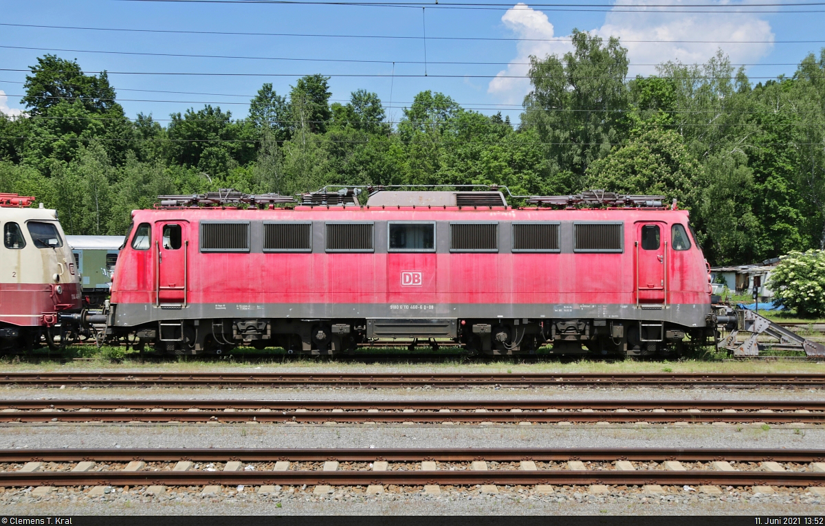 Die nicht betriebsfähige 110 468-6 ist abgestellt bei den Eisenbahnfreunden Zollernbahn e.V. im Bahnhof Rottweil.
Aufgenommen von Bahnsteig 4/5.

🧰 BSW-Freizeitgruppe „Die Bügelfalte – 110 488-4“
🕓 11.6.2021 | 13:52 Uhr