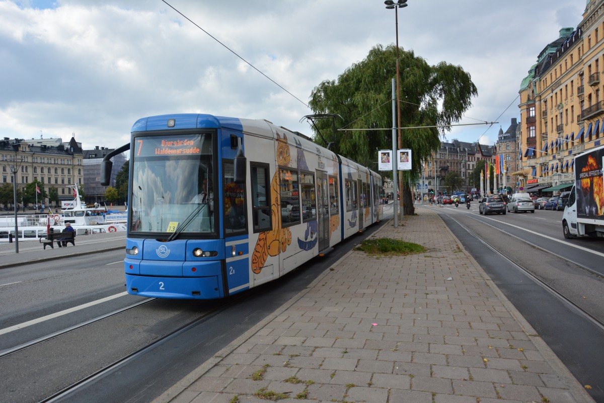 Die Niederflurstraßenbahn (2) macht Werbung für das Abba Museum. Aufgenommen am 16.09.2014.