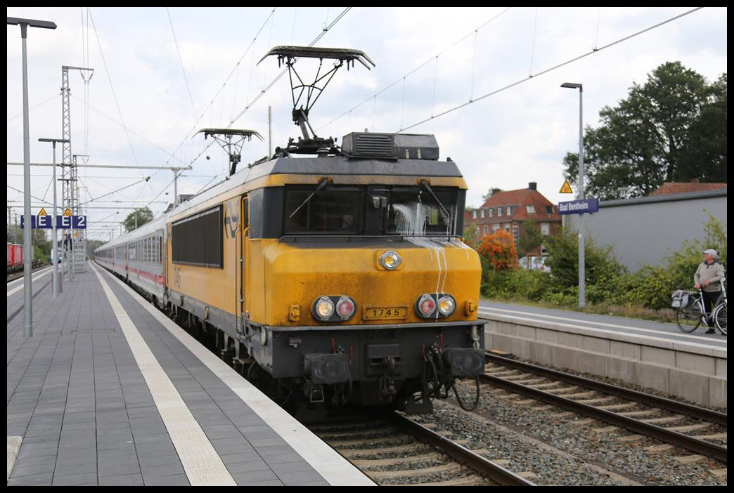 Die niederländische 1745 hat hier am 16.08.2019 im Grenzbahnhof Bad Bentheim den Intercity aus Berlin übernommen und fährt um 12.57 Uhr ab nach Amsterdam. M it einer kräftigen Dusche versucht der Triebfahrzeugführer die Frontscheibe seiner Lok zu reinigen!