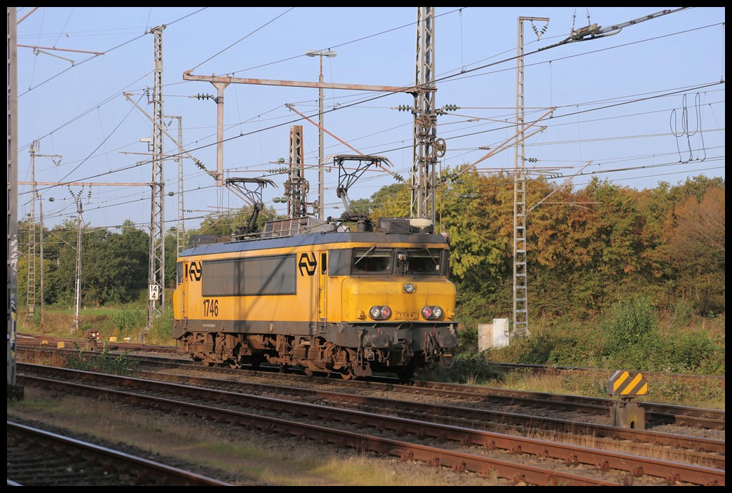 Die niederländische 1746 hat am 4.10.2023 soeben einen Intercity aus Amsterdam nach Bad Bentheim gebracht und wartet nun im Grenzbahnhof Bad Bentheim auf die Gegenleistung.