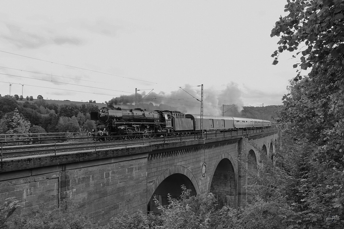 Die niederländische Dampflokomotive 011 075-9 zieht Anfang Juli 2019 einen Sonderzug über das Altenbekener Viadukt.