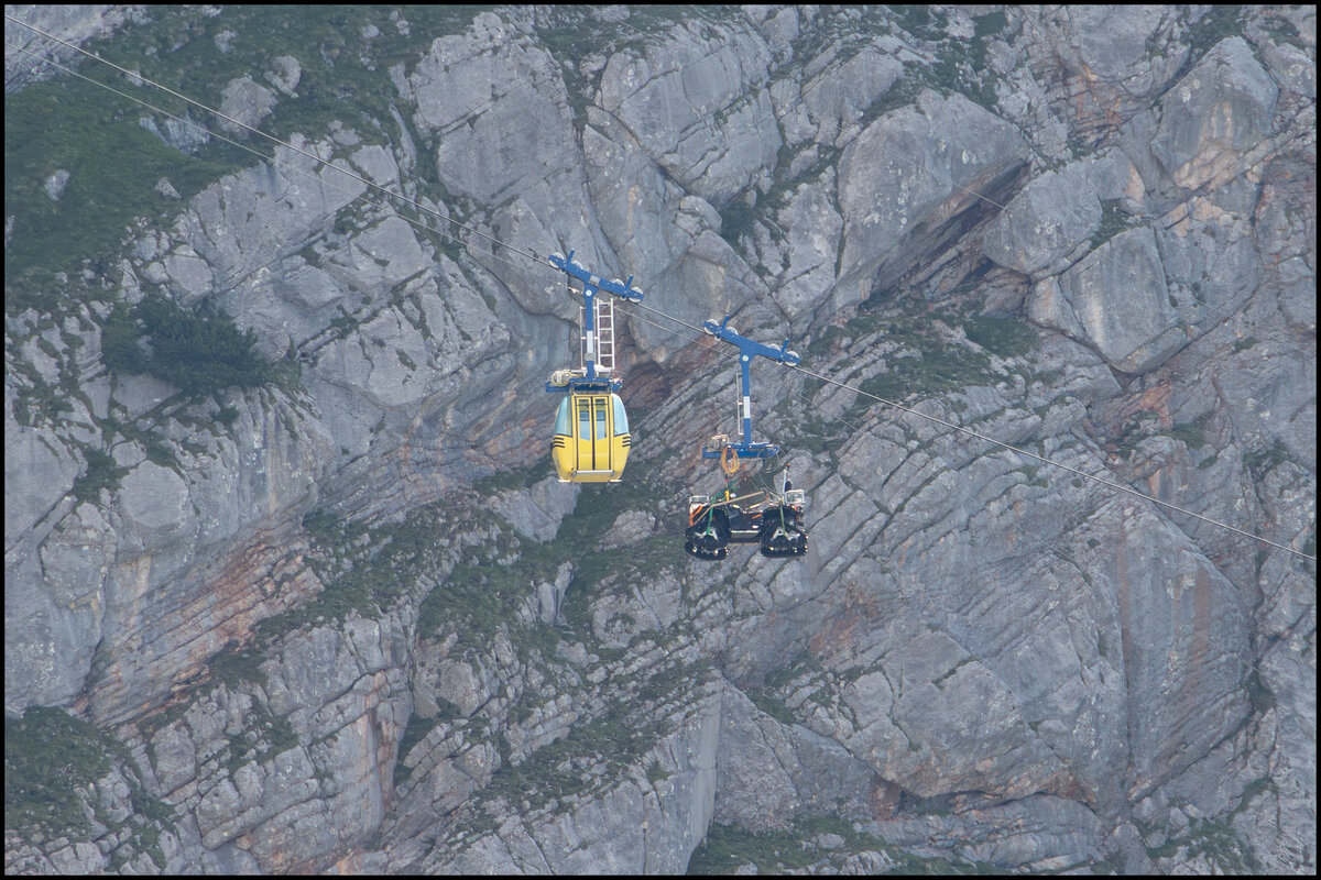 Die niedliche Materialseilbahn unterwegs mit einem Skidoo zum Dachstein Gletscher. 28.07.2026 