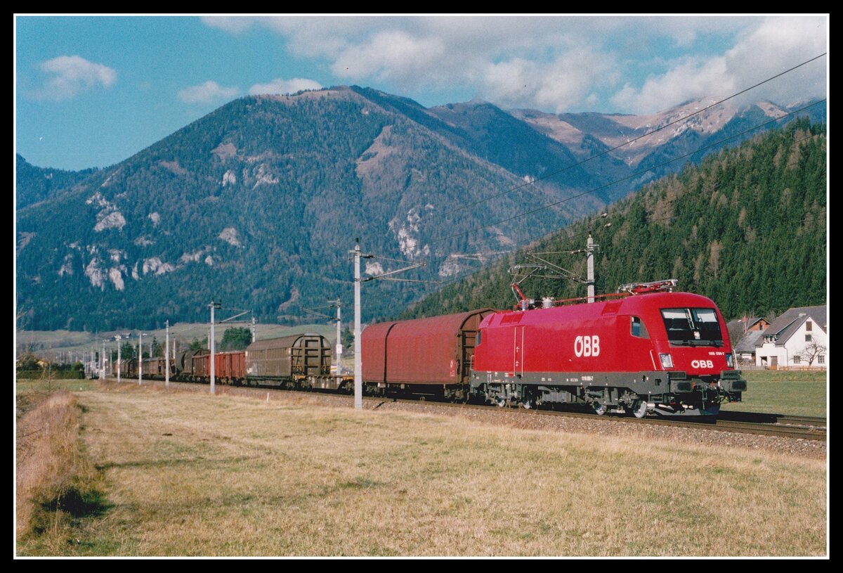 Die nigelnagelneue 1116 096 ist am 20.12.2002 mit G54783 bei Seiz unterwegs. Die Lok wurde mit 18.12.2002 in den Stand der ÖBB übernommen. Außerdem war sie der erste Taurus der mit ÖBB - Schriftzug geliefert wurde, alle anderen hatten bislang noch den Pflatsch.