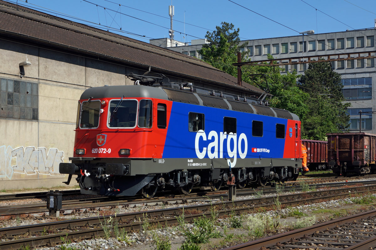 Die nigelnagelneue Refit3 Re 620 072-9  BALERNA  auf Rangierfahrt auf dem Areal vom Stahlwerk Gerlafingen am 25. Mai 2020.
Ihre erste Leistung in den Kanton Solothurn wurde ab diesem öffentlich zugänglichen Fotostandort von mehreren Fotografen aus verschiedenen Kantonen fotografiert.
Da die ersten Fahrten der R3 Re 620 bei den 10600 PS Freaks immer sehr beliebt sind, habe ich der  BALERNA  ausnahmsweise eine etwas umfangreichere BB.de-Serie gewidmet.
Foto: Walter Ruetsch