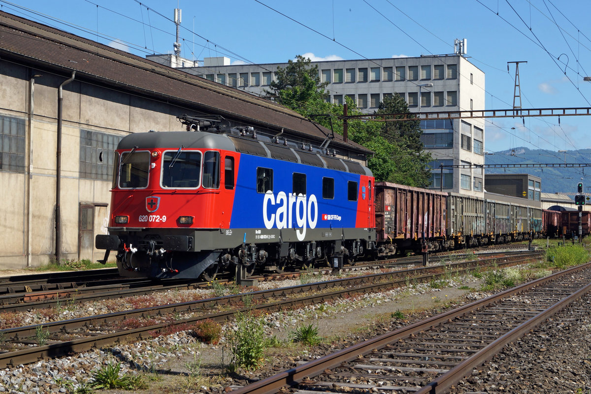 Die nigelnagelneue Refit3 Re 620 072-9  BALERNA  auf Rangierfahrt auf dem Areal vom Stahlwerk Gerlafingen am 25. Mai 2020.
Ihre erste Leistung in den Kanton Solothurn wurde ab diesem öffentlich zugänglichen Fotostandort von mehreren Fotografen aus verschiedenen Kantonen fotografiert.
Da die ersten Fahrten der R3 Re 620 bei den 10600 PS Freaks immer sehr beliebt sind, habe ich der  BALERNA  ausnahmsweise eine etwas umfangreichere BB.de-Serie gewidmet.
Foto: Walter Ruetsch