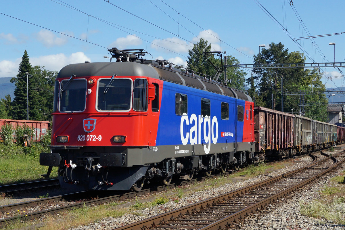 Die nigelnagelneue Refit3 Re 620 072-9  BALERNA  bei der Ankunft beim Stahlwerk Gerlafingen am 25. Mai 2020.
Schon während dieser Aufnahme haben die grossen Umbauarbeiten des Bahnhofs begonnen. Somit handelt es sich um die vorläufig erste und letzte Aufnahmen ab dem  Fotostandort Baustelle , der mir noch einmal ausnahmsweise wegen der  BALERNA  bewilligt wurde.
Da die ersten Fahrten der R3 Re 620 bei den 10600 PS Freaks immer sehr beliebt sind, habe ich der  BALERNA  ausnahmsweise eine etwas umfangreichere BB.de-Serie gewidmet.
Foto: Walter Ruetsch