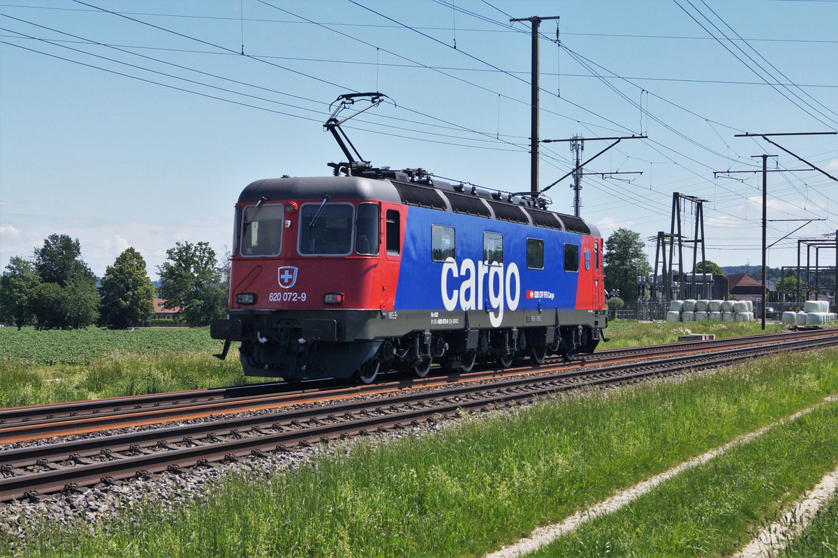 Die nigelnagelneue Refit3 Re 620 072-9  BALERNA  als Lokzug Solothurn-Oensingen unterwegs bei Deitingen am 25. Mai 2020.
Da die ersten Fahrten der R3 Re 620 bei den 10600 PS Freaks immer sehr beliebt sind, habe ich der  BALERNA  ausnahmsweise eine etwas umfangreichere BB.de-Serie gewidmet.
Foto: Walter Ruetsch