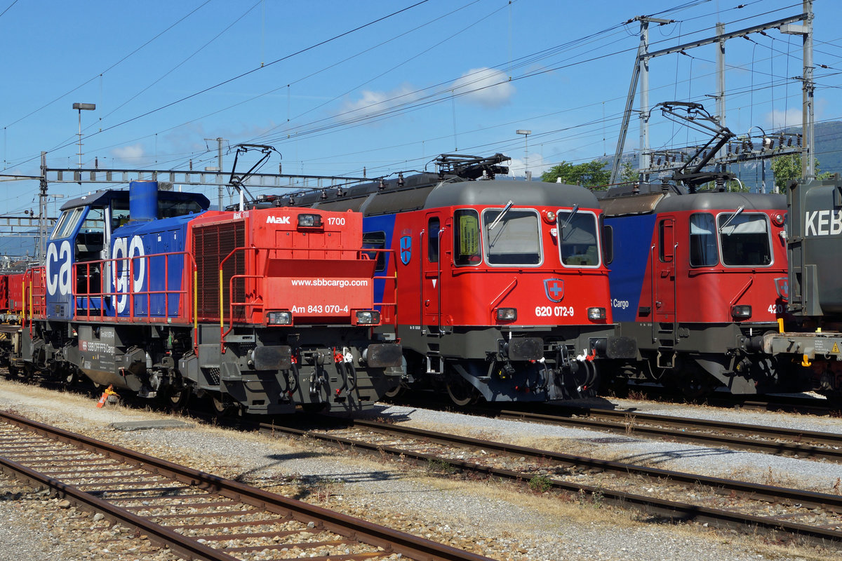 Die nigelnagelneue Refit3 Re 620 072-9  BALERNA  im Rangierbahnhof Solothurn auf den nächsten Einsatz wartend am 25. Mai 2020.
Da die ersten Fahrten der R3 Re 620 bei den 10600 PS Freaks immer sehr beliebt sind, habe ich der  BALERNA  ausnahmsweise eine etwas umfangreichere BB.de-Serie gewidmet.
Foto: Walter Ruetsch