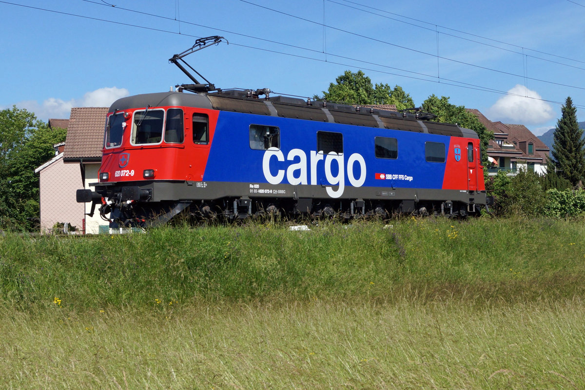 Die nigelnagelneue Refit3 Re 620 072-9  BALERNA  als Lokzug Gerlafingen-Solothurn Rangierbahnhof unterwegs bei Biberist am 25. Mai 2020.
Da die ersten Fahrten der R3 Re 620 bei den 10600 PS Freaks immer sehr beliebt sind, habe ich der  BALERNA  ausnahmsweise eine etwas umfangreichere BB.de-Serie gewidmet.
Foto: Walter Ruetsch