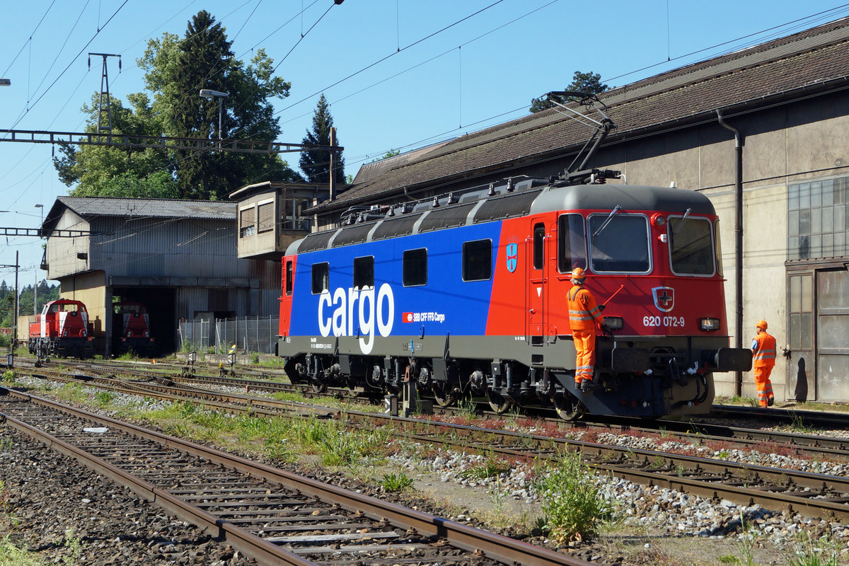 Die nigelnagelneue Refit3 Re 620 072-9  BALERNA  auf Rangierfahrt auf dem Areal vom Stahlwerk Gerlafingen am 25. Mai 2020.
Da die ersten Fahrten der R3 Re 620 bei den 10600 PS Freaks immer sehr beliebt sind, habe ich der  BALERNA  ausnahmsweise eine etwas umfangreichere BB.de-Serie gewidmet.
Foto: Walter Ruetsch
