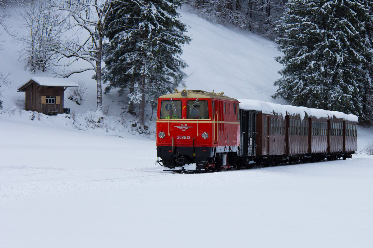 Die Nikolausfahrten der Bregenzerwälderbahn. Kurz vor dem Haltepunkt Reuthe, Fahrtrichtung Bezau. 10.12.2017 2095.13