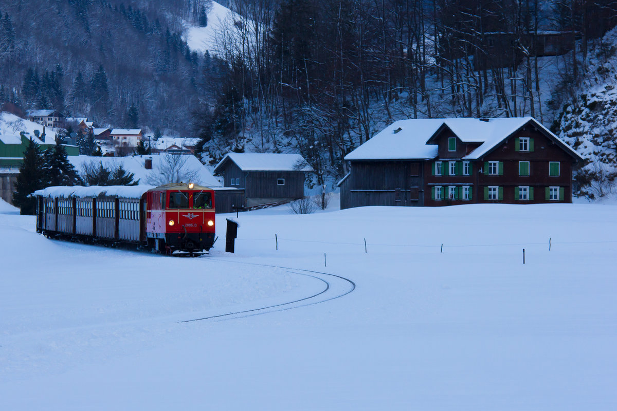 Die Nikolausfahrten der Bregenzerwälderbahn. Kurz vor dem Haltepunkt Reuthe, Fahrtrichtung Bersbuch. 10.12.2017 2095.13