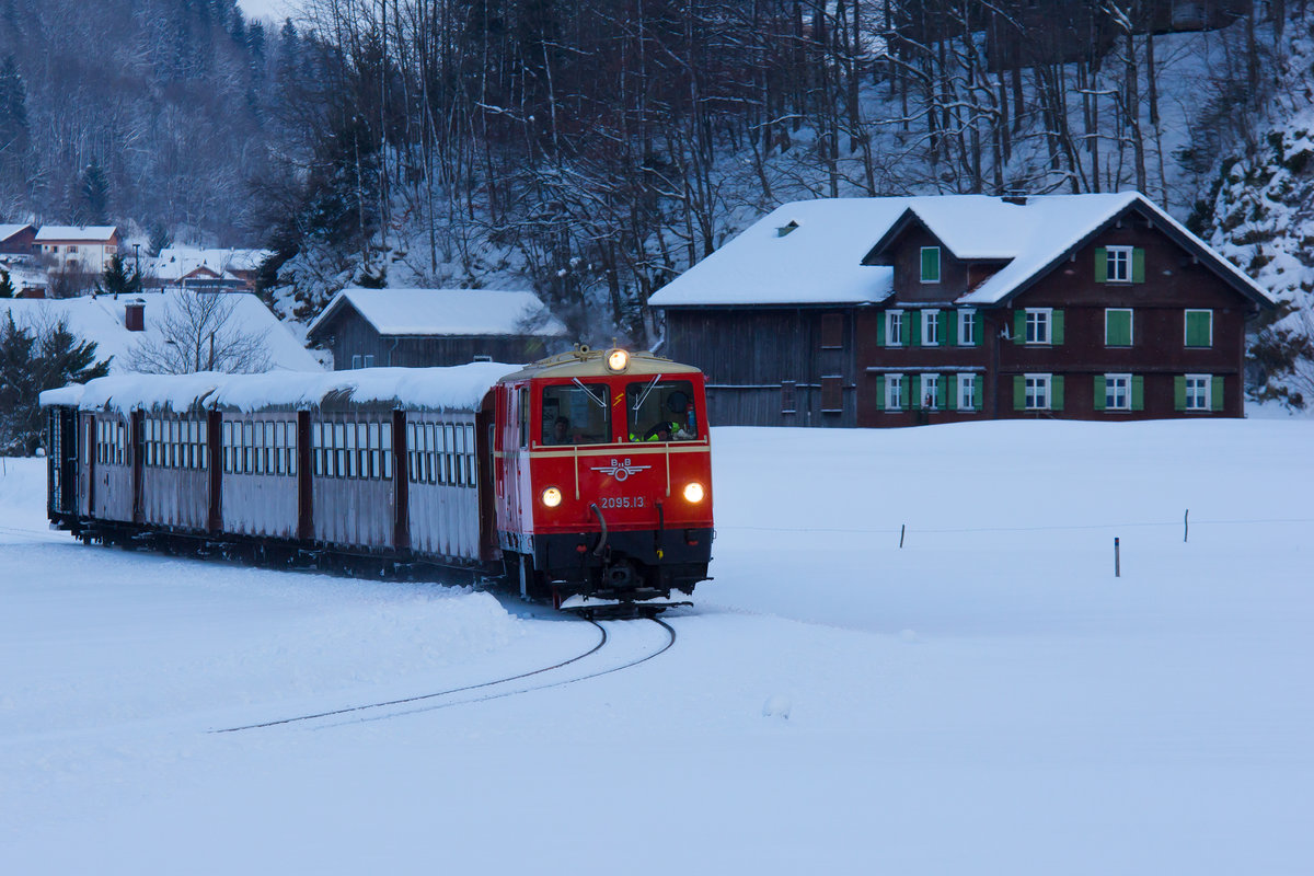 Die Nikolausfahrten der Bregenzerwälderbahn. Kurz vor dem Haltepunkt Reuthe, Fahrtrichtung Bersbuch. 10.12.2017 2095.13
