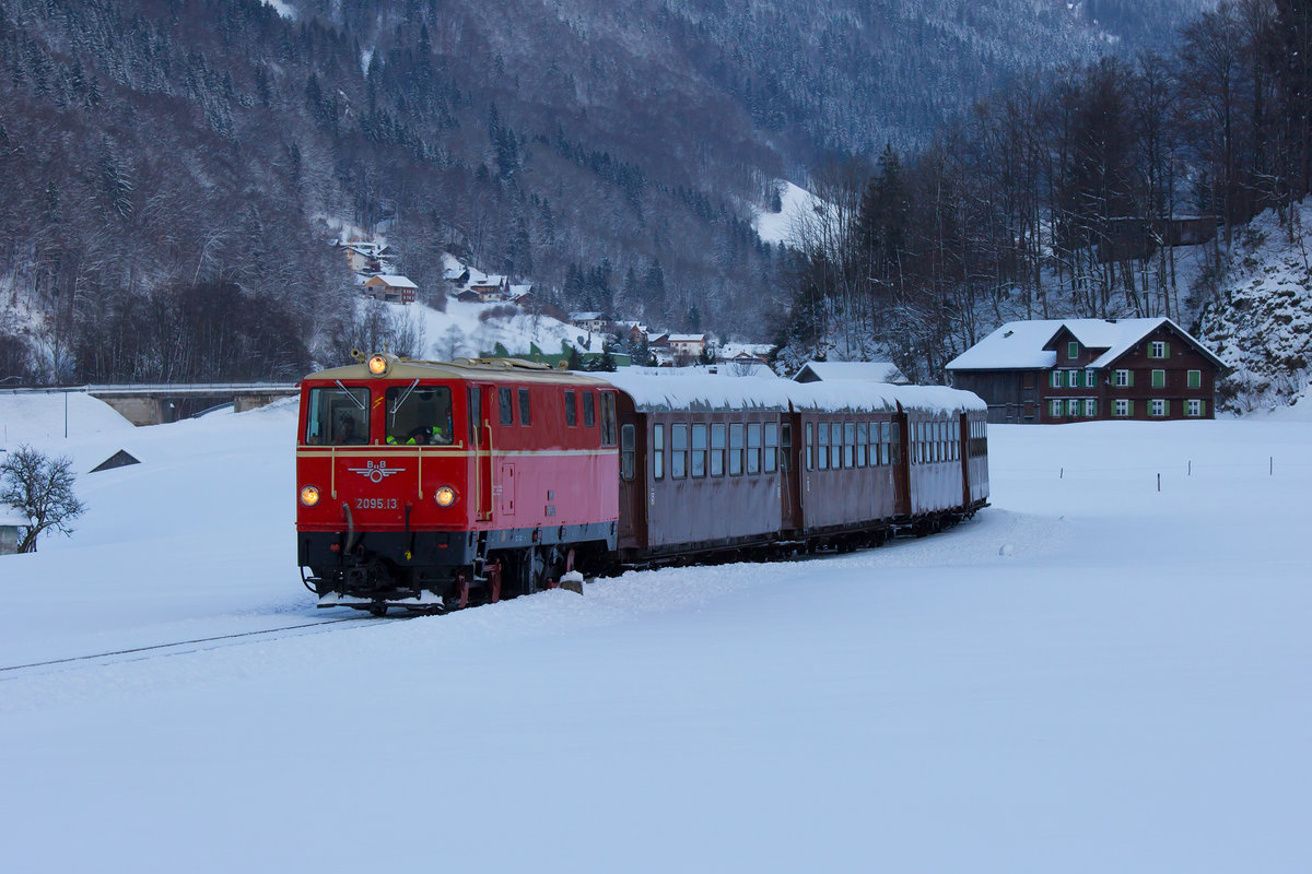 Die Nikolausfahrten der Bregenzerwälderbahn. Kurz vor dem Haltepunkt Reuthe, Fahrtrichtung Bersbuch. 10.12.2017 2095.13