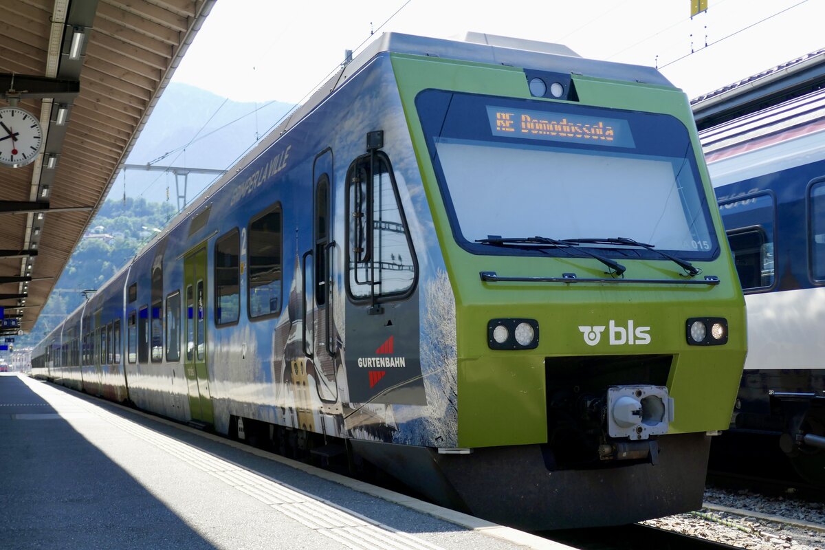 Die NINA RABe 525 015 mit der Vollwerbung für den Berner Hausberg Gurten am 17.6.23 im Bahnhof Brig.