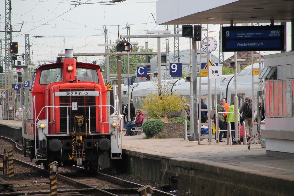 Die NOB nach Westerland fällt am 1.7.14 recht kurz aus. Denn es ist nur eine V60. Die Lk ist leider etwas schief, da das Bild an den T-Trägern auf dem Bahnsteig ausgerichtet wurde.