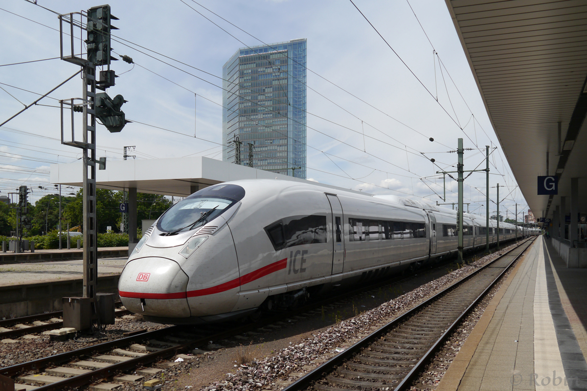 Die noch für Testfahrten eingesetzten Velaro-D Triebzüge 714 und 705 standen am 26.06.14 in Mannheim. Sie werden für die Zulassungsfahrten für Frankreich und Belgien eingesetzt, waren also noch nie im Fahrgasteinsatz. Alle Sitze sind noch in Folien verpackt und der rote Zierstreifen wurde auch noch nicht vollständig angebracht.

Bilder auf DSO:

-> http://www.drehscheibe-online.de/foren/read.php?4,7005425
