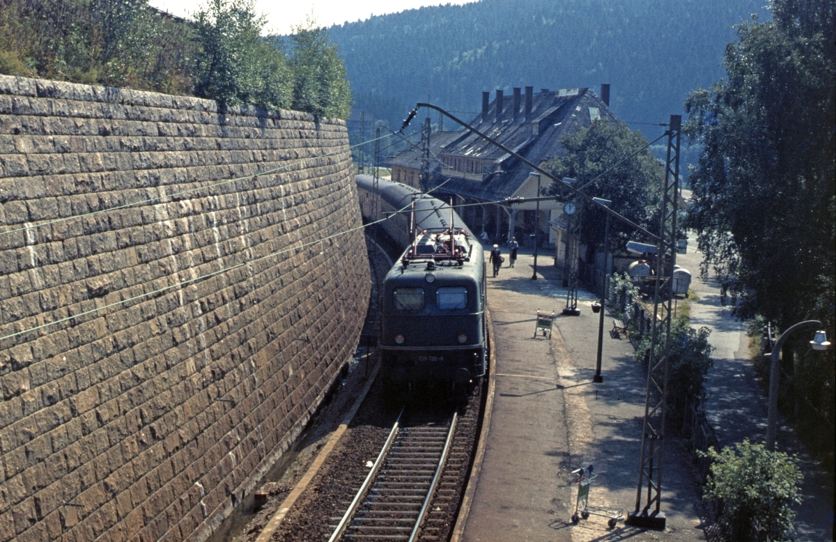 Die noch grüne und wendezugfähige 139 136 am 4.9.1978 in Seebrugg. Bereits bei meinen Höllental-Besuchen im nächsten Jahr  erstrahlte  sie im ungeliebten  ob -Lack.