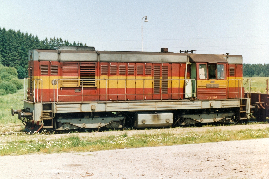 Die, noch mit CSD angeschriebene, 742 442-7 am 03.Juli 1993 im Bahnhof Obrataň. - Scan vom Fotopositiv.
