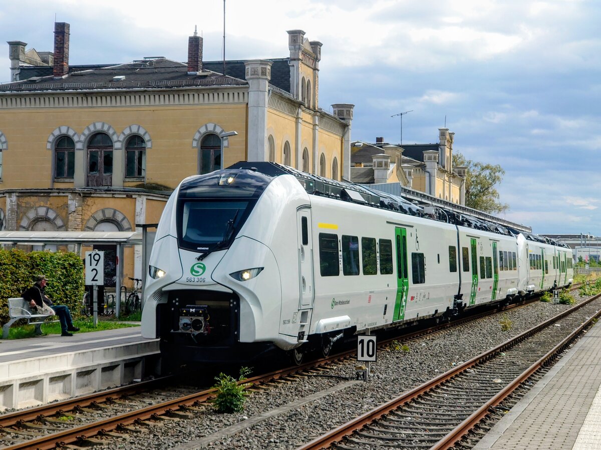 Die noch von der MRB betriebene Linie RB 110 Leipzig Hbf - Grimma o. Bf wird zum Fahrplanwechsel 2026 als von DB Regio betriebene S-Bahn-Linie S 1 von Leipzig-Miltitzer Allee - Leipzig Hbf (tief) - Grimma ob. Bf in das Netz der S-Bahn Mitteldeutschland integriert. Seit Ende August 2026 werden schon t�glich 3 Uml�ufe mit den neuen Triebwagen bew�ltigt. Aufnahme in Grimma vom Bahnsteig 2.