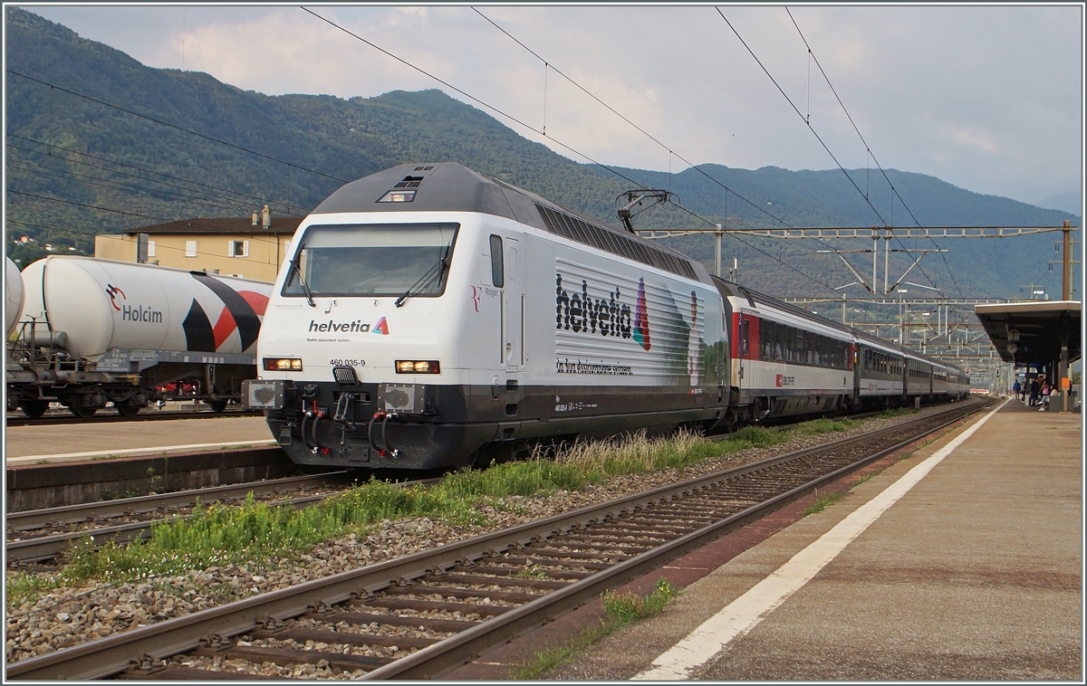 Die noch  mückenlose  neue Werbelok 460 035-9 in Giubiasco mit dem IR 2414 von Lugano nach Zürich HB.
22. Juni 2015