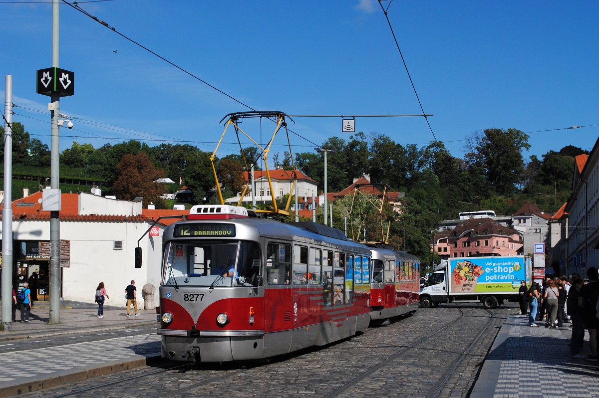 Die noch im Originalfarbton Weinrot - Silber gehaltene Garnitur 8277 + 8571 erreicht die Haltestelle Malostranska. (03.09.2025)