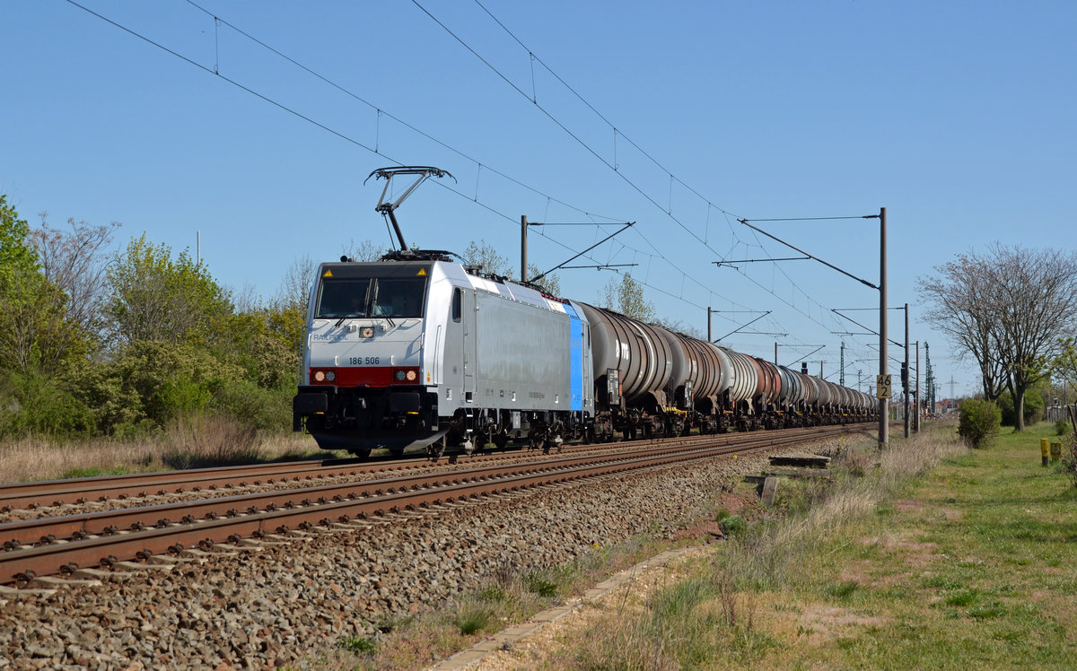 Die noch recht neue 186 506 von Railpool führte am 19.04.20 einen Kesselwagenzug durch Greppin Richtung Dessau.