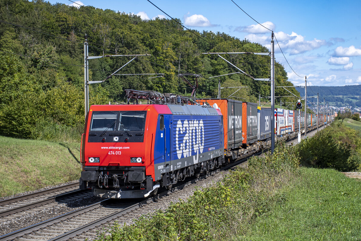 Die noch wunderbar saubere 474 013 ist aus dem Süden kommend bei Villnachern AG in Richtung Basel unterwegs, aufgenommen am 11.09.2022.