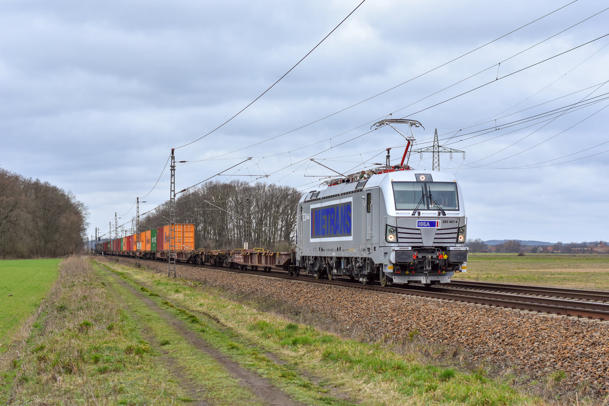 Die noch ziemlich neue 383 407-4 der Metrans Rail s.r.o fuhr mir am 24.02.2019 nahe Ahrensdorf mit ihrem Containerzug vor die Linse. Schade, dass die ersten Wagen hinter der Lok nicht beladen waren, aber was will man machen :/. Grüße zurück an den netten Tf!
