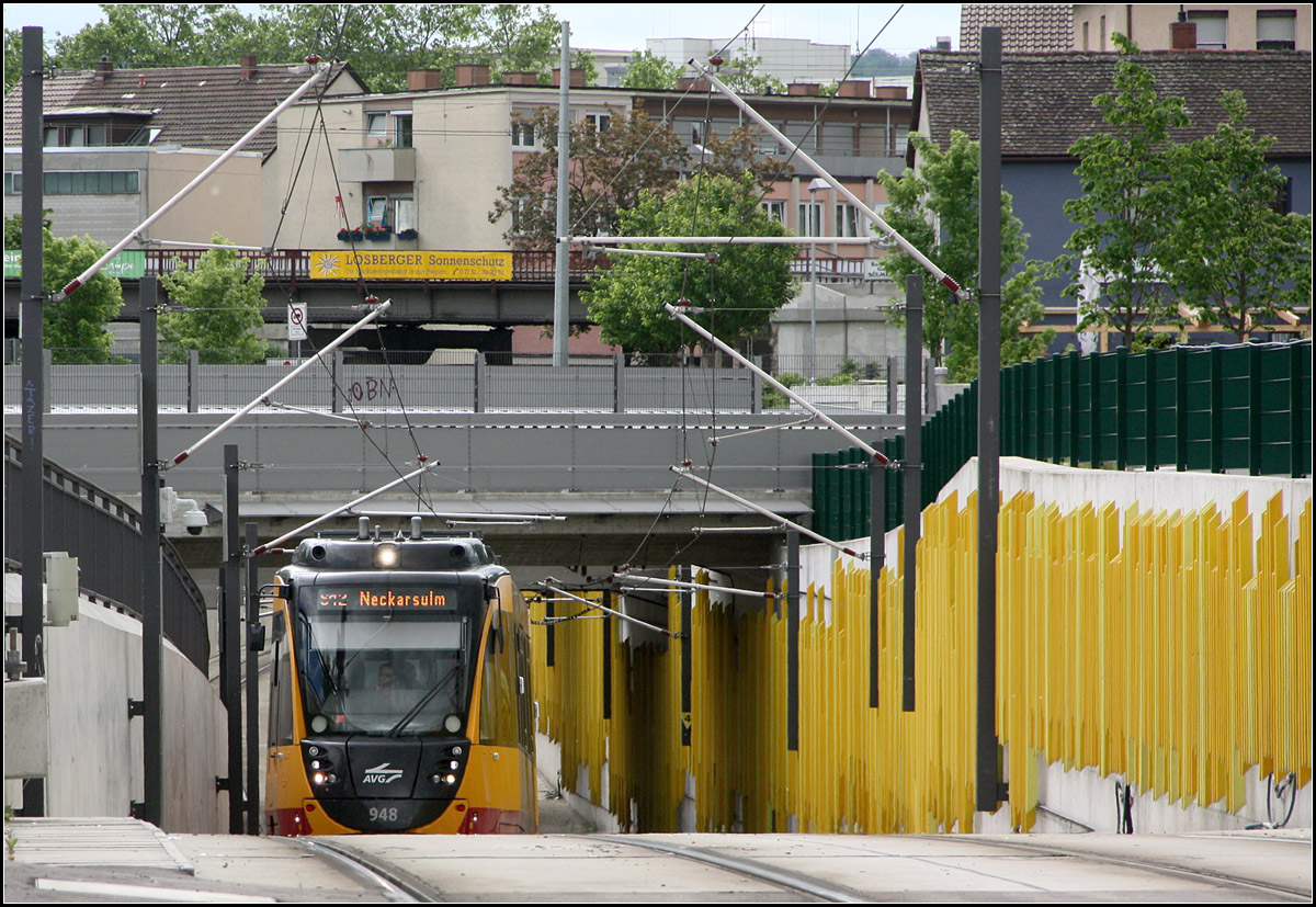 Die nördliche Rampe -

Hier taucht eine Stadtbahn nach Neckarsulm auf der Nordseite aus dem Trogbauwerk unter den beiden Bahnstrecken auf und fährt weiter durch das ausgedehnte Industriegebiet Neckar im Norden von Heilbronn.

31.05.2016 (M)