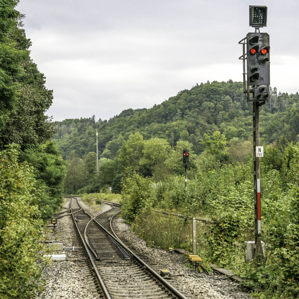 Die n�rdliche Signalgruppe des Bahnhofs Vorra kann man nur ohne Zug fotografieren. Den Standpunkt des Fotografen erreicht man nur mit einem l�ngeren Spaziergang um den Bahnhof herum.
