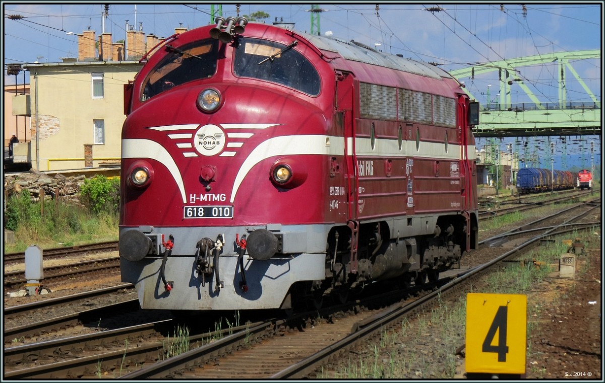 Die Nohab 618 010 beim Umsetzen im Bahnhof Komárom am 20.Mai 2014.