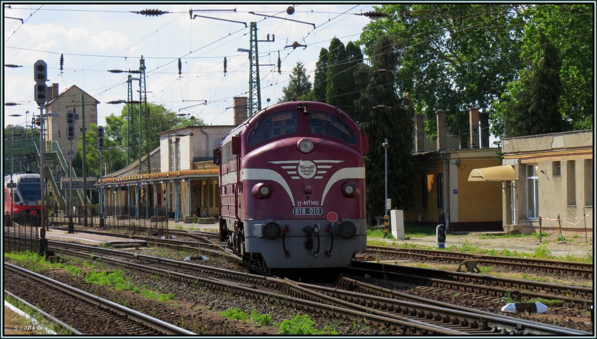Die Nohab 618 010 (M 61) rangiert im Bahnhof von Komárom am 20.Mai 2014.
