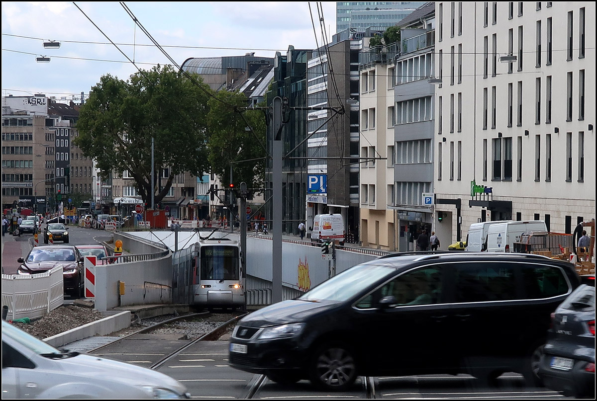 Die nordöstliche Tunnelausfahrt -

Kurz vor dem S-Bahnhof Düsseldorf-Wehrhahn verlassen die Straßenbahnen über ein Rampenbauwerk den neuen Innenstadttunnel und fahren auf konventionellen Straßenbahnstrecken an der Oberfläche weiter. Wie auch auf der anderen Seite sollte hier der Tunnel ursprünglich noch weiter führen.

14.08.2018 (M)