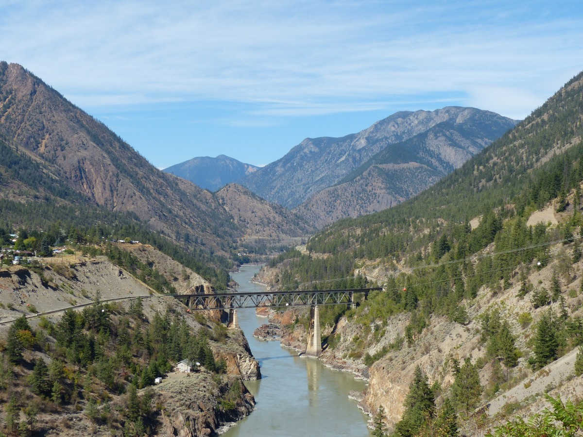 Die nordwrts fhrende Bahnstrecke der CN von Vancouver nach Prince George am 01.09.2013 bei Lillooet. Um ein Zug fotografieren zu wollen htte ich leider sehr viel Geduld gebraucht.