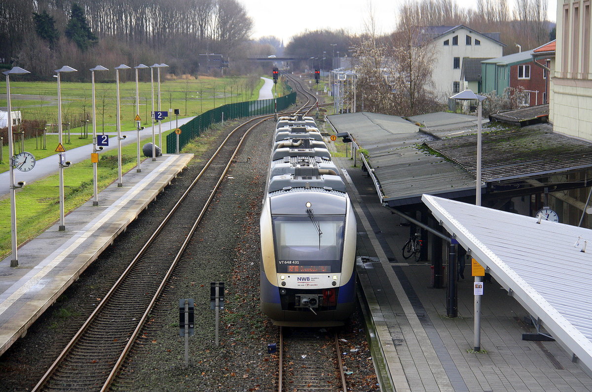 Die Nordwestbahn RE10 von Kleve nach Düsseldorf-Hbf steht in Kleve.
Aufgenommen von einer Fußgängerbrücke in Kleve.
Bei Sonne und Wolken am Mittag vom 26.12.2017.