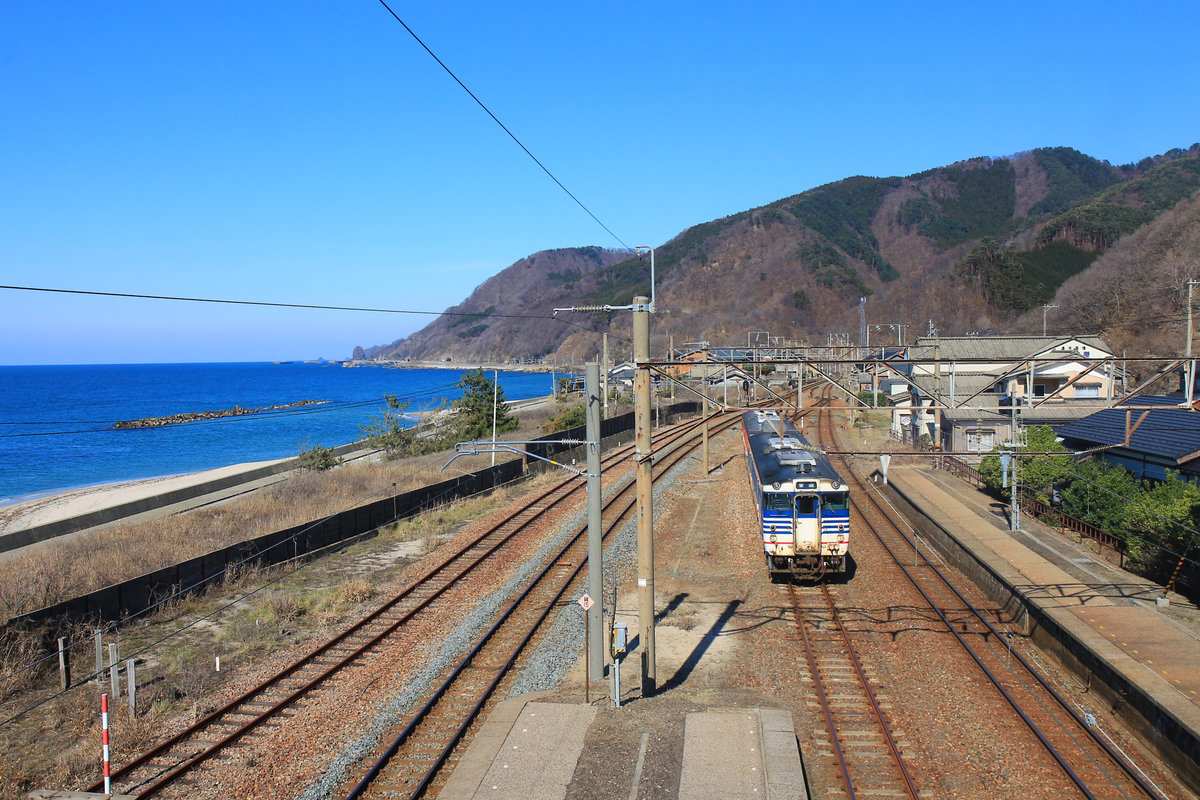 Die Nordwestküste Japans, am Japanischen Meer: Die Hauptlinie Niigata - Akita. Echigo Kangawa, Ausfahrt der Dieseltriebwagen KIHA 47 518 und KIHA 47 1520. 18.März 2019 