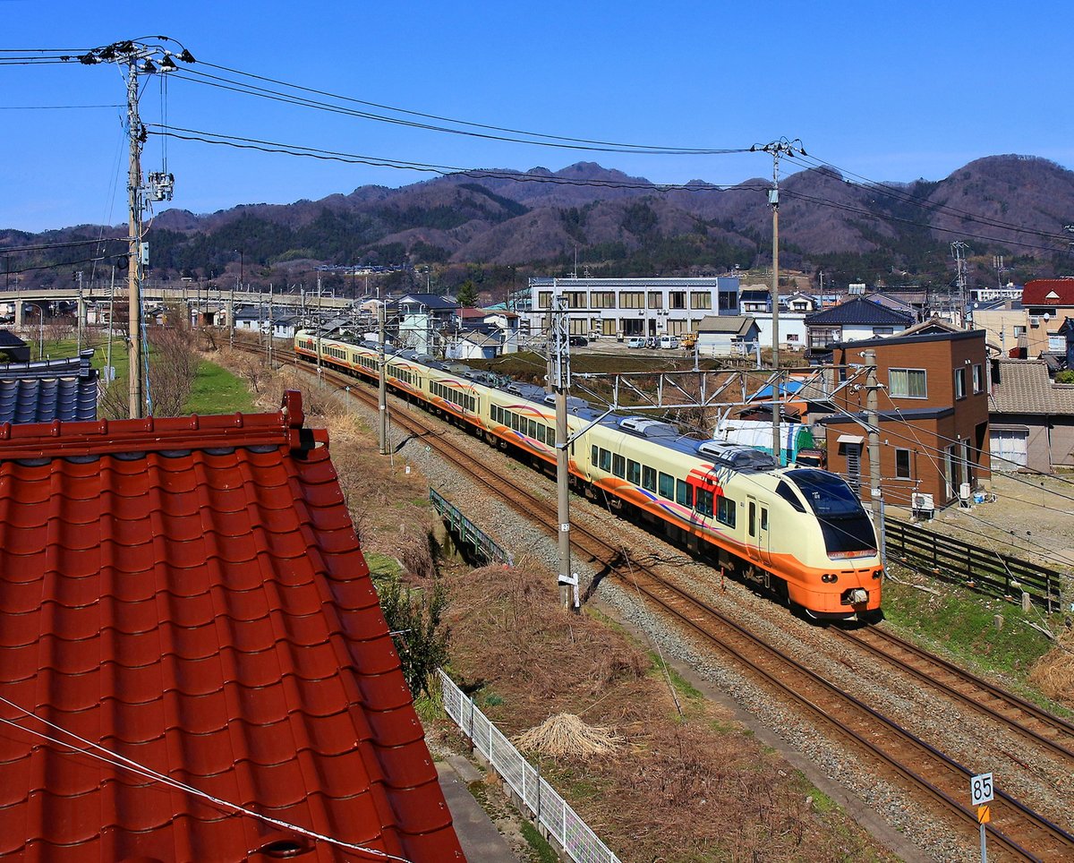 Die Nordwestküste Japans, am Japanischen Meer: Die Hauptlinie Niigata - Akita. Zweistrom-Intercityzug Serie 653 (Nr. 1002) bei Murakami; der früher elektrifizierte Raum Niigata ist Gleichstrom (1500 V), vom Städtchen Murakami an nach Norden haben wir Wechselstrom (20 kV/50 Hz). 18.März 2019 