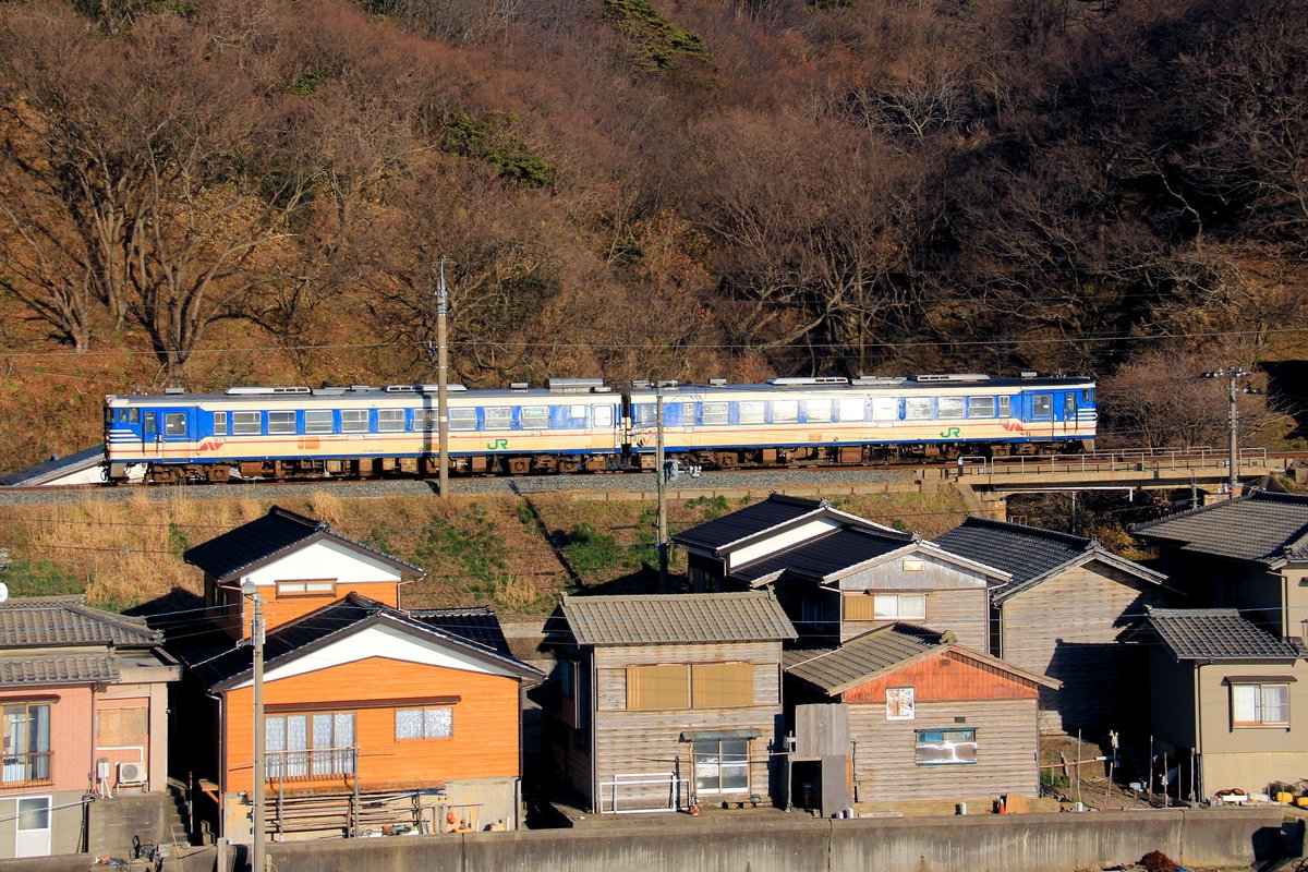 Die Nordwestküste Japans, Hauptlinie Niigata - Akita am Japanischen Meer: Die wenigen Lokalzüge hier werden mit älteren Dieseltriebwagen gefahren, da für diese Dienste keine Zweistromfahrzeuge zur Verfügung stehen. Im Bild ein Zweiwagenzug Serie KIHA 48 (Nr. 503 und Nr. 1513). Wakigawa (bei Echigo Kangawa), 18.März 2019 