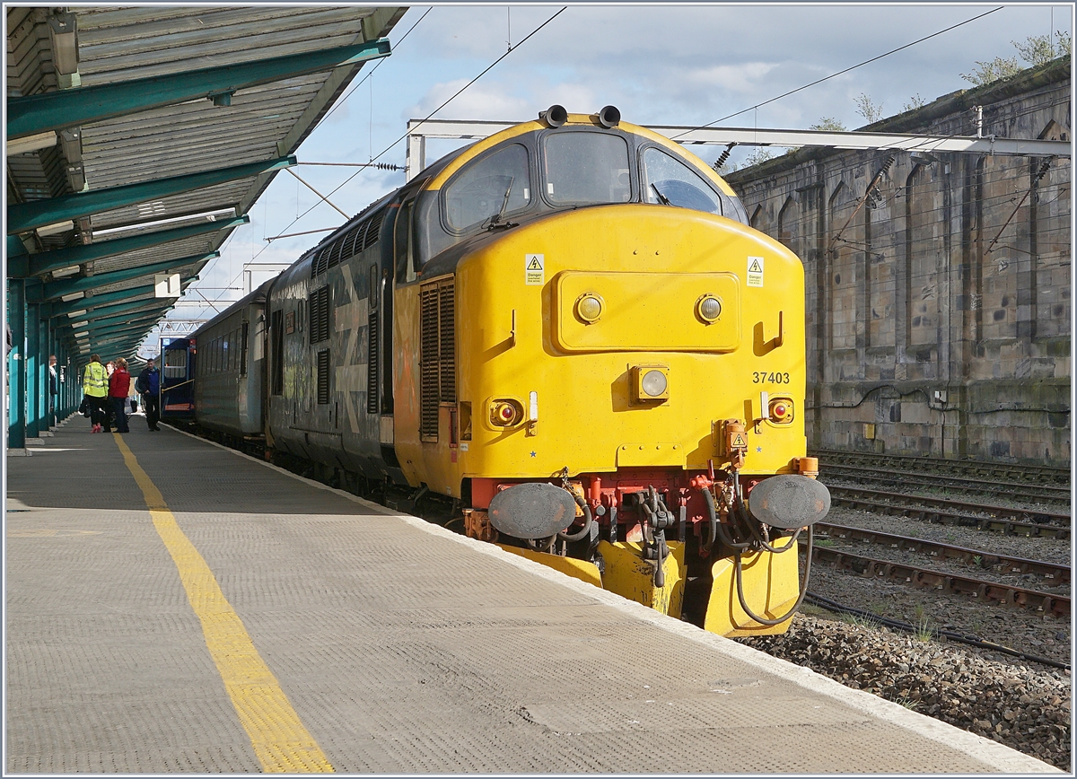 Die von Northern genutzte Diesellok 37 403 ist mit ihrem Zug von Barrow-in-Furness (14:37) in Carlisle (17:28) eingetroffen.
26. April 2018