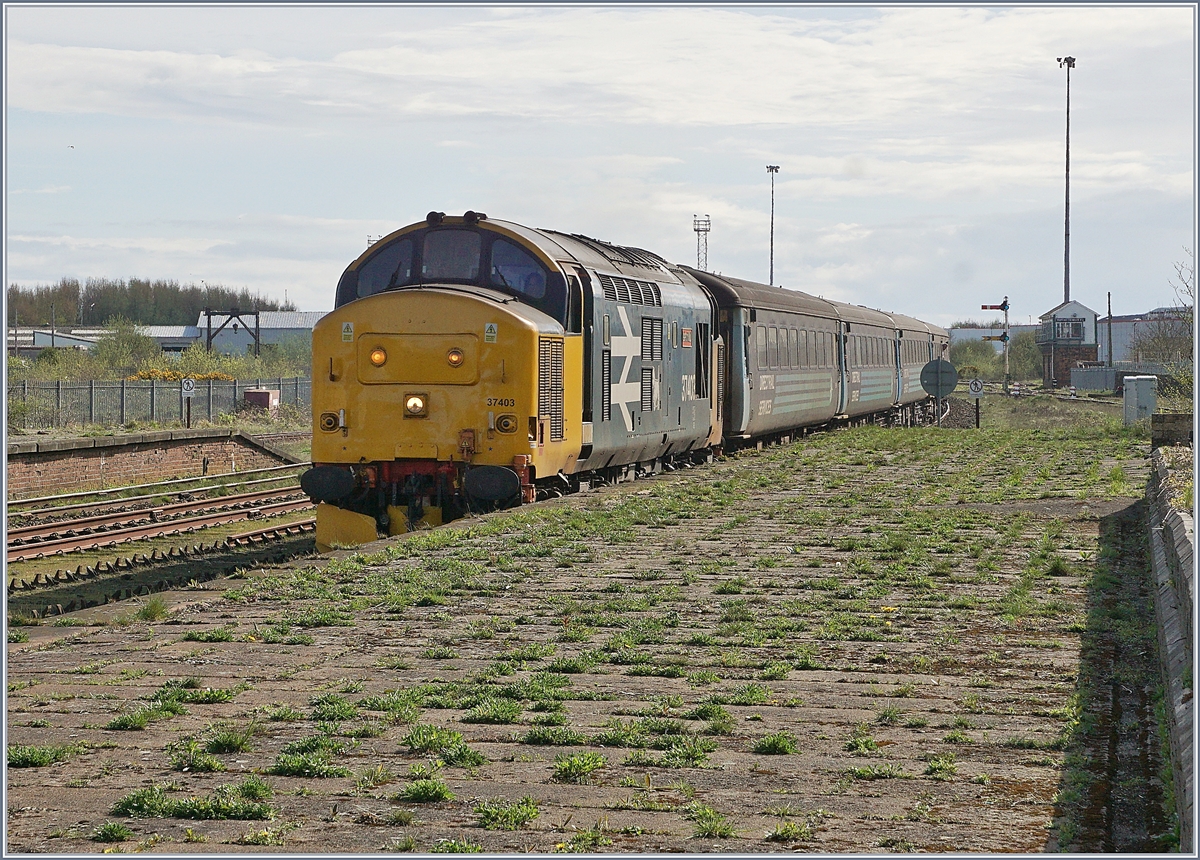 Die von Northern genutzte Diesellok 37 403 erreicht mit ihrem Zug von Barrow-in-Furness (14:37) nach Carlisle (17:28) den Bahnhof Workington.
26. April 2018