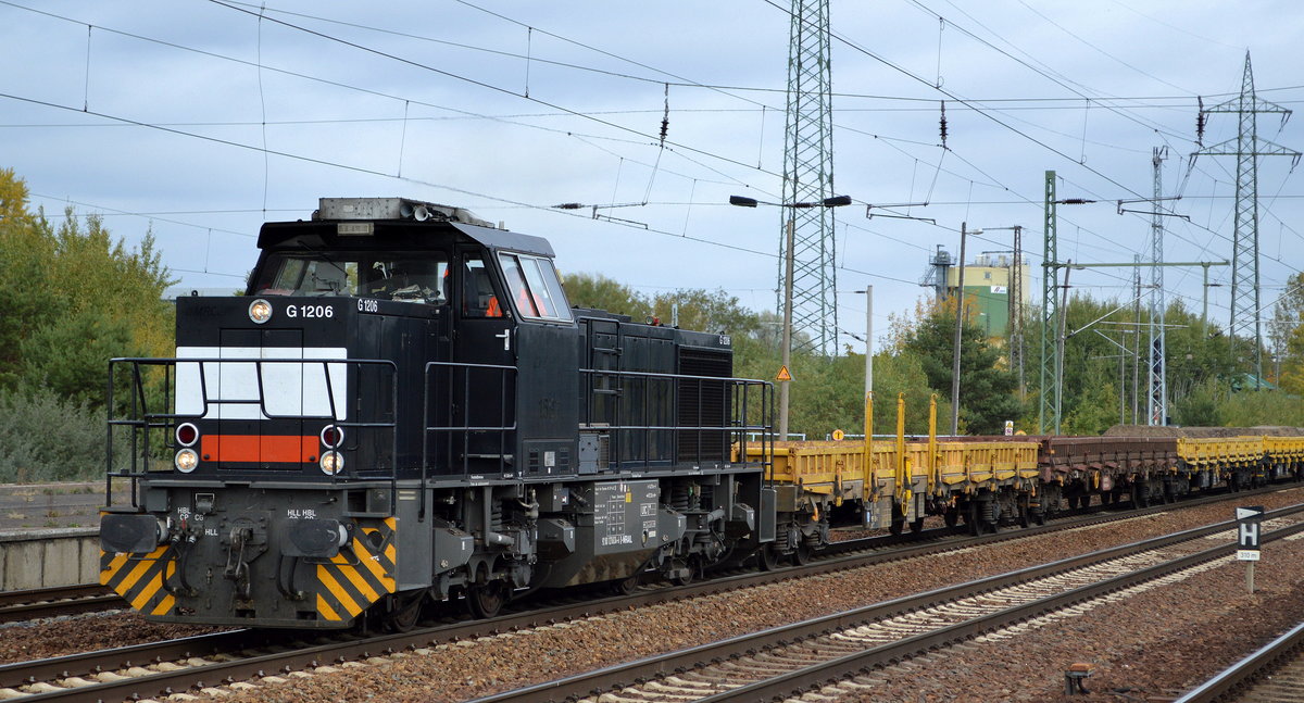Die northrail G 1206 (92 80 1276 034-6 D-NRAIL) mit einigen Drehgestell-Flachwagen mit Bodenaushub beladen am 04.10.18 Bf. Flughafen Berlin-Schönefeld. 