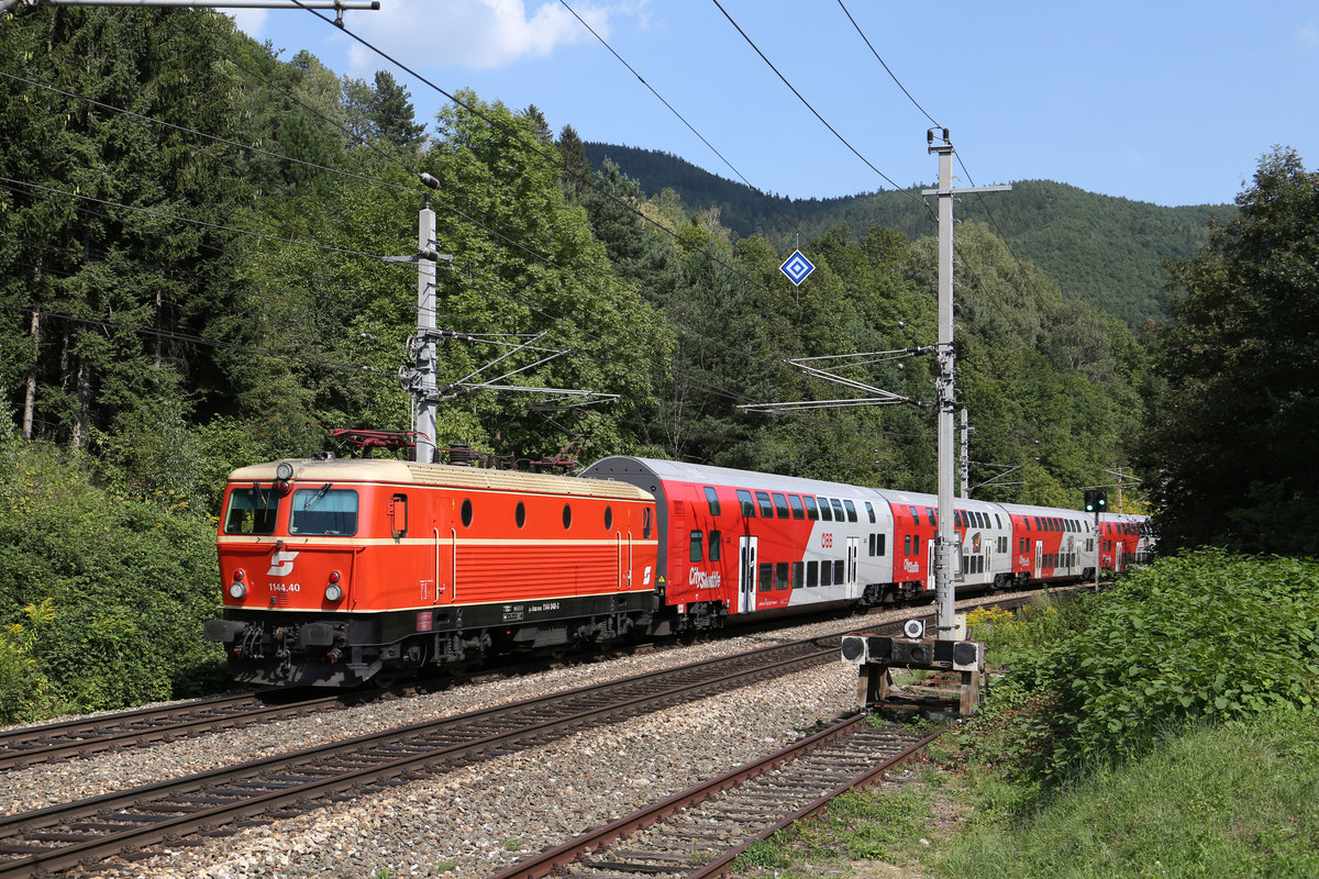 Die  Nostalgie  1144.40 fährt mit ihren Reg. in den Bhf.Payerbach/R. ein. 22.8.18