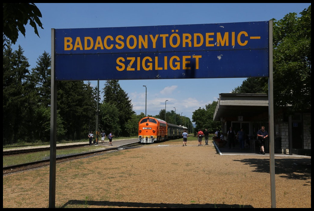 Die Nostalgie Lok M 61 019 fährt mit einem IR aus Tapolca kommend am 16.7.2022 um 13.12 Uhr in den Bahnhof Badacsonytördemic-Szigliget ein.