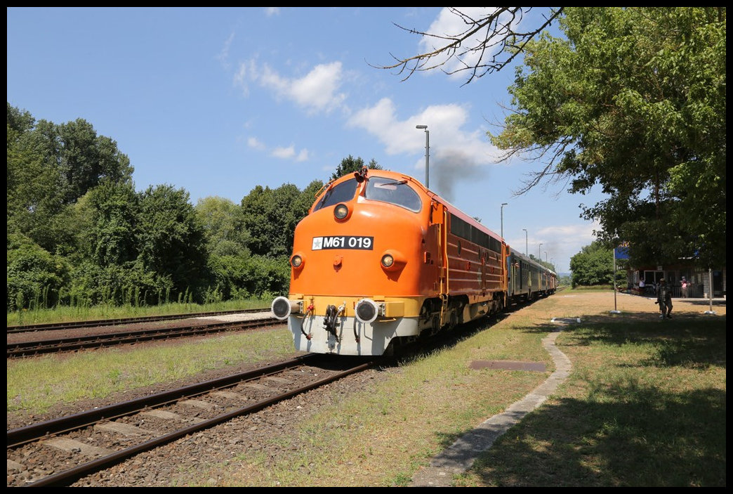 Die Nostalgie Lok M 61 019 fährt mit einem IR aus Tapolca am 16.7.2022 um 13.15 Uhr im Bahnhof Badacsonytördemic-Szigliget weiter nach Balatonfüred.
